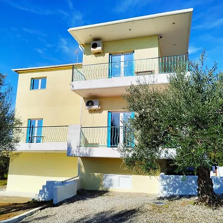 Peaceful Retreat In Olive Grove With Endless Views شقة